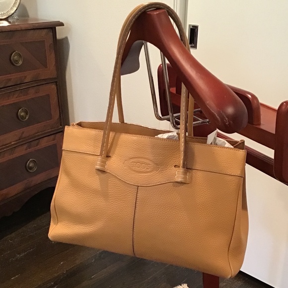 Tod’s Handbags - Iconic Tod’s Tan Pebbled Leather Medium Handbag